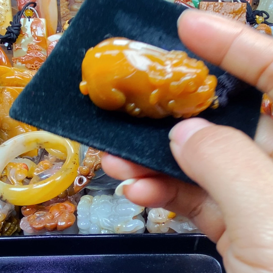 未镶嵌石英质玉（黄龙玉）颈饰