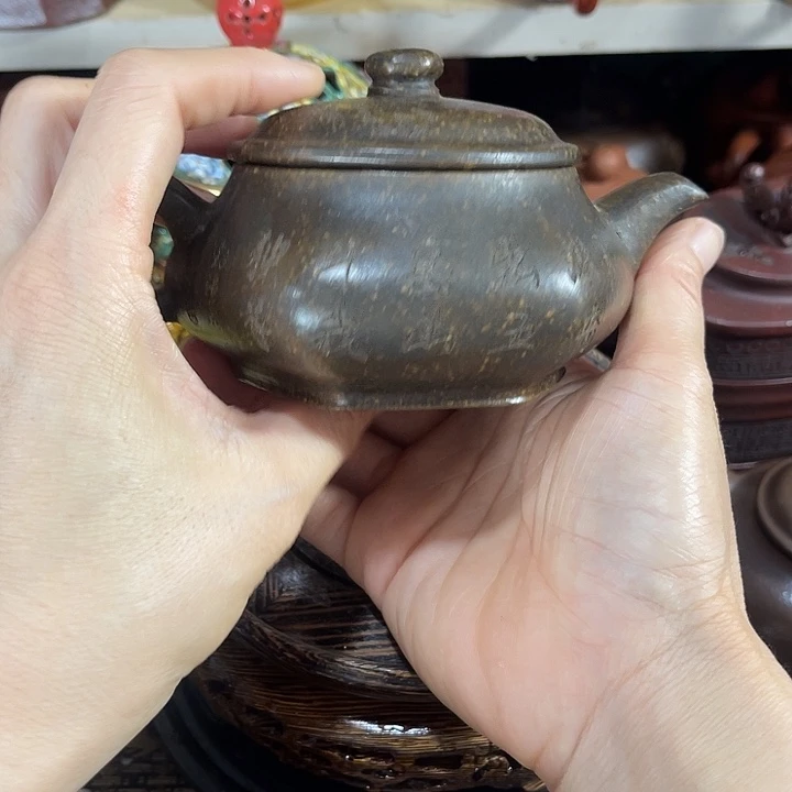 茶壶紫砂原矿泥料手工制作的一把紫砂壶。