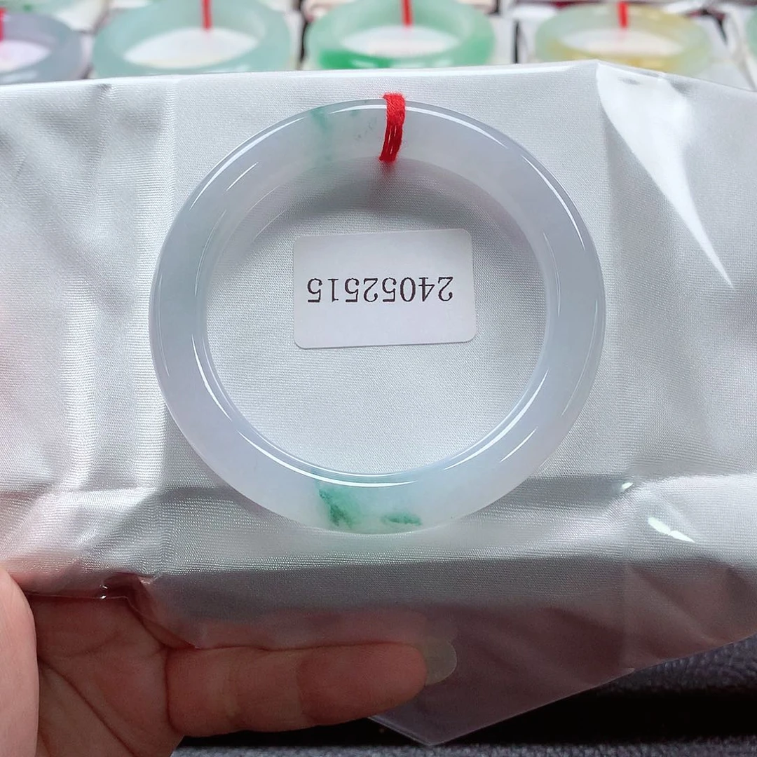 翡翠手镯（圆镯）未镶嵌天然A货翡翠手镯