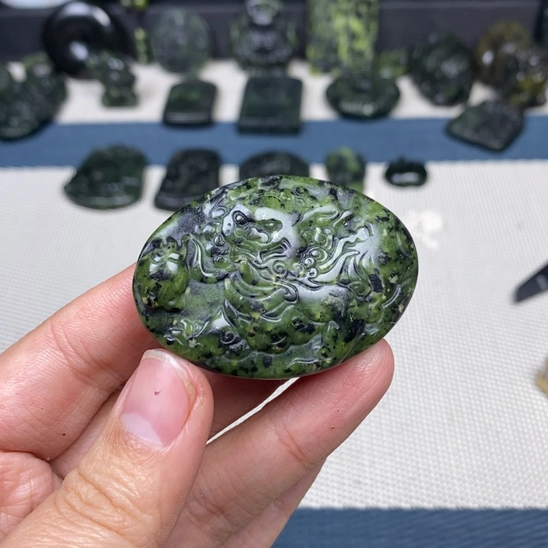 蛇纹石玉未镶嵌颈饰微瑕麒麟