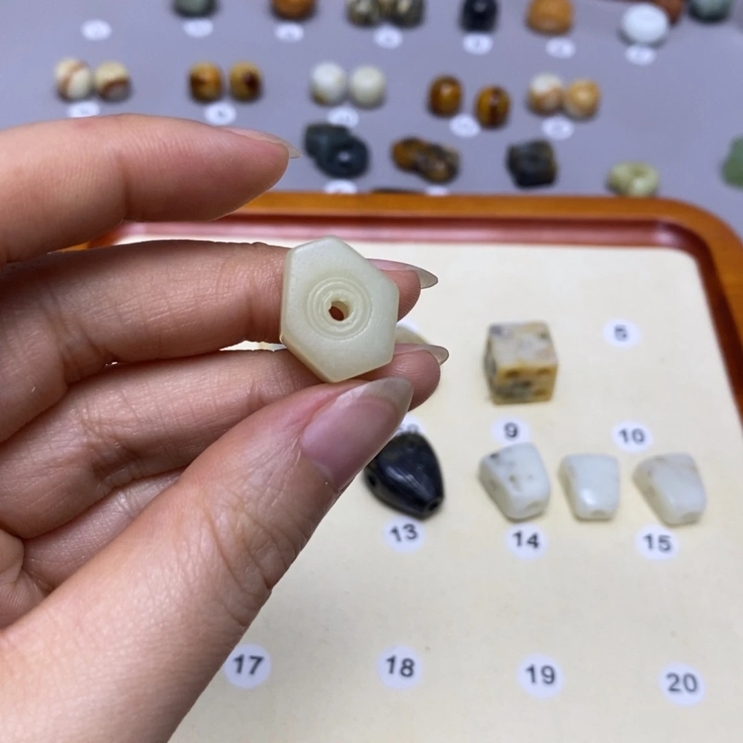 蛇纹石玉配饰合金须**物