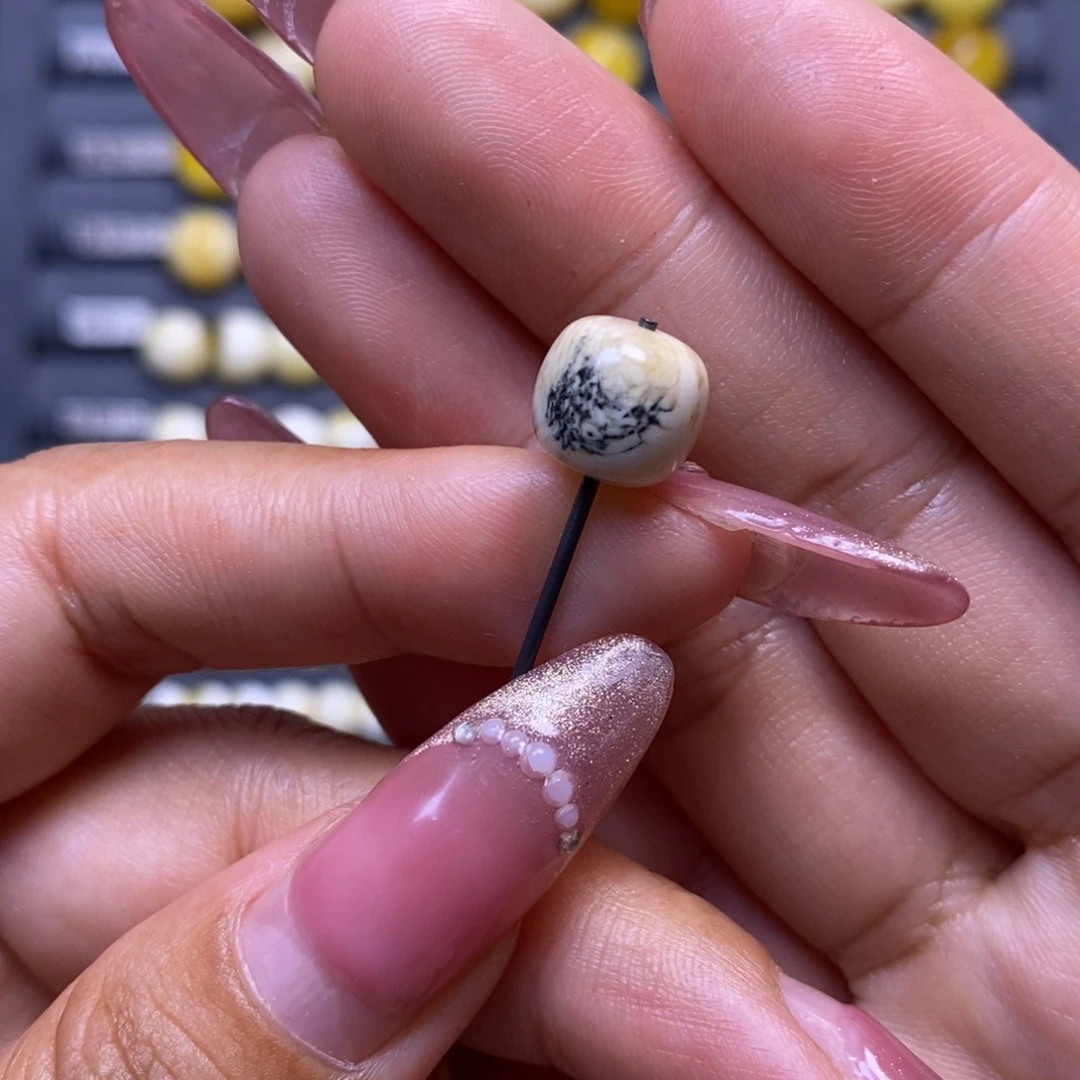 蜜蜡未镶嵌珠宝奇石奥利奥妖花老型10.2*9.2mm（微瑕）