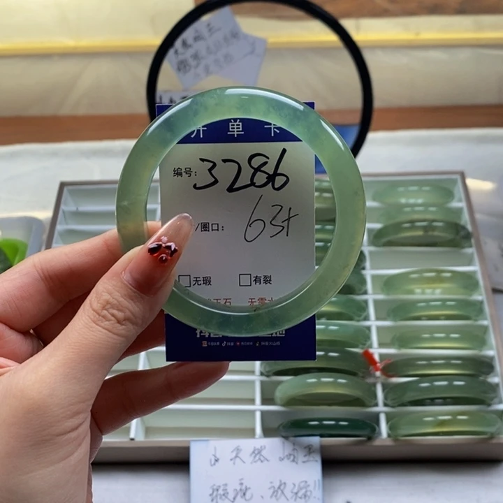 蛇纹石玉手镯未镶嵌