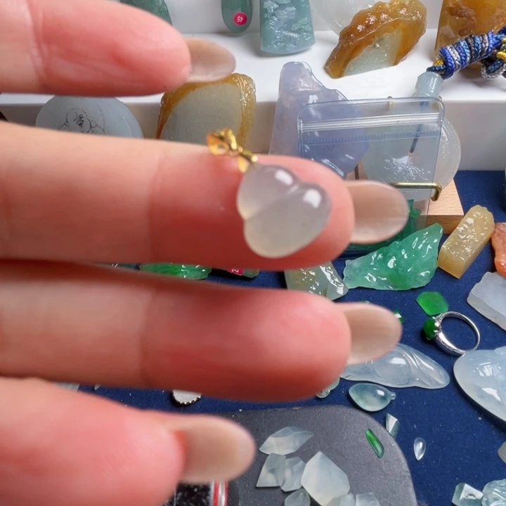 翡翠未镶嵌颈饰葫芦