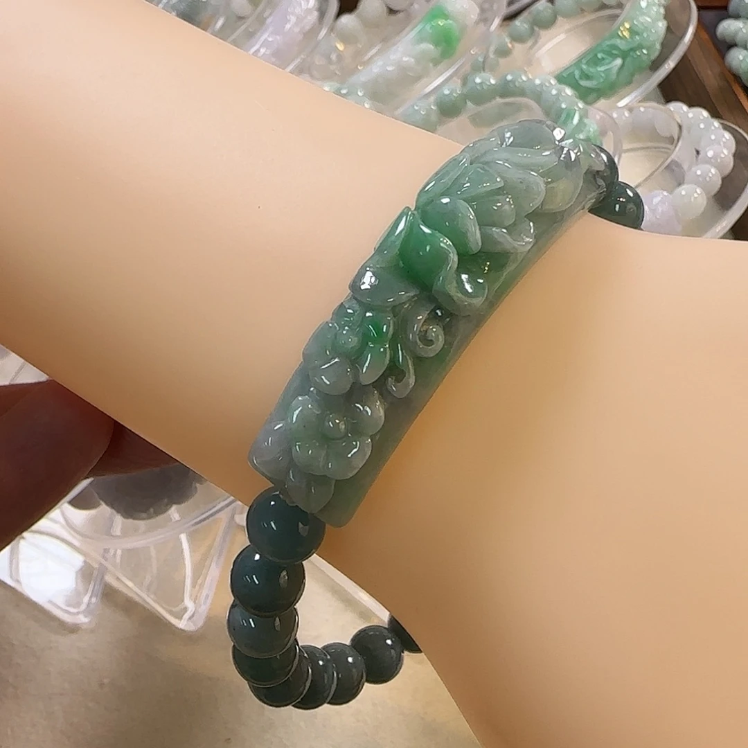 翡翠未镶嵌颈饰手牌