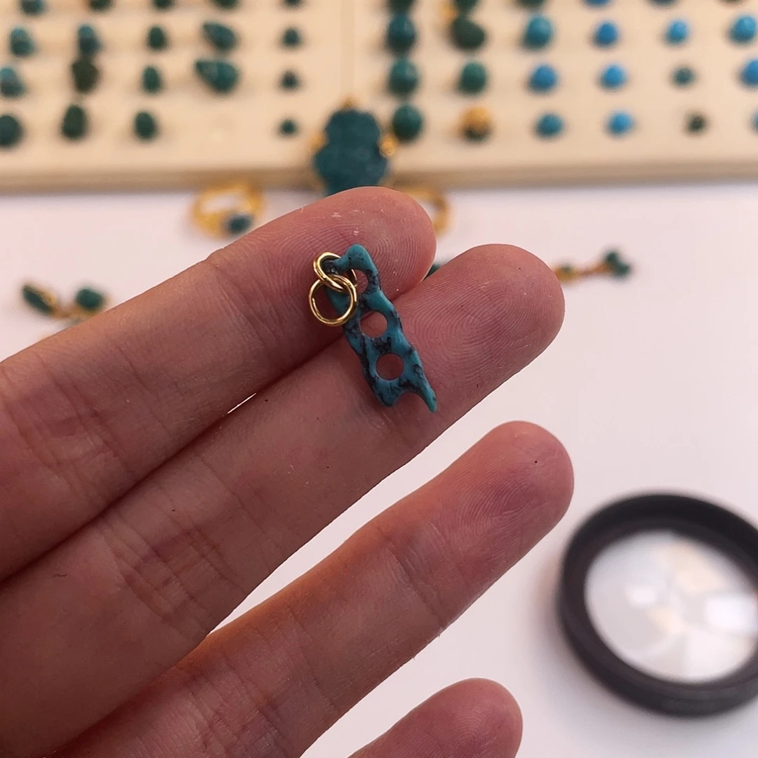 未镶嵌绿松石颈饰