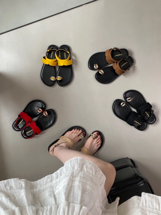A852-12平底绒面金属套趾2025夏季新款度假旅游配裙子罗马凉鞋女