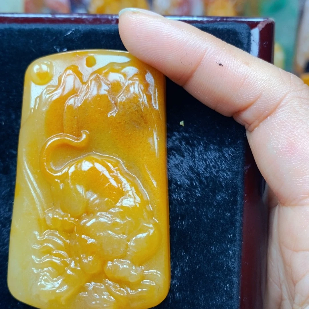 石英质玉（黄龙玉）未镶嵌颈饰