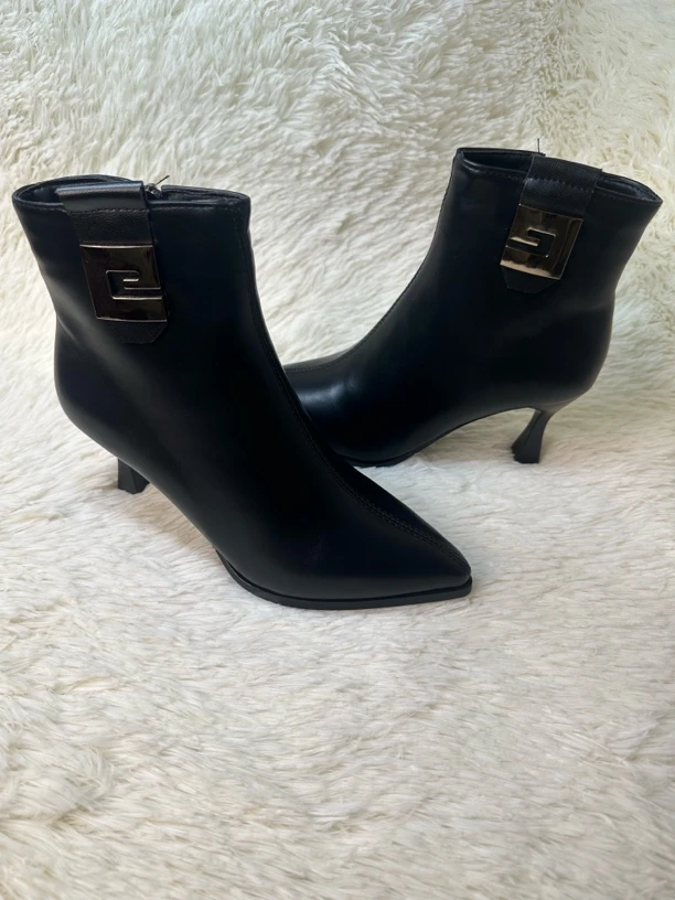 水钻尖头高跟靴女2025年秋冬季黑色优雅走秀鞋法式气质细跟小短靴