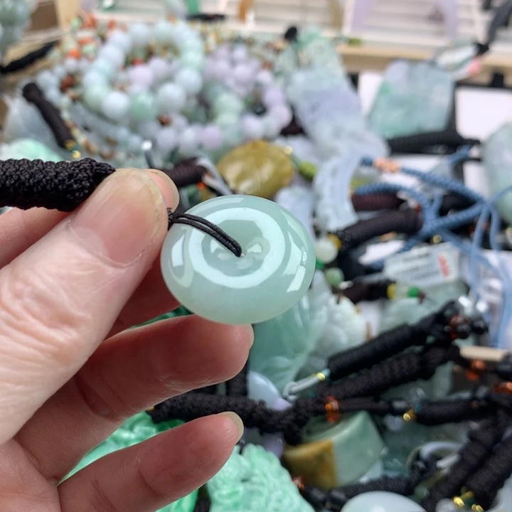 翡翠未镶嵌颈饰吊坠