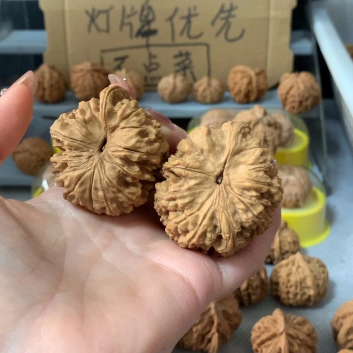 王****吊坠文玩核桃异形单只，有瑕疵