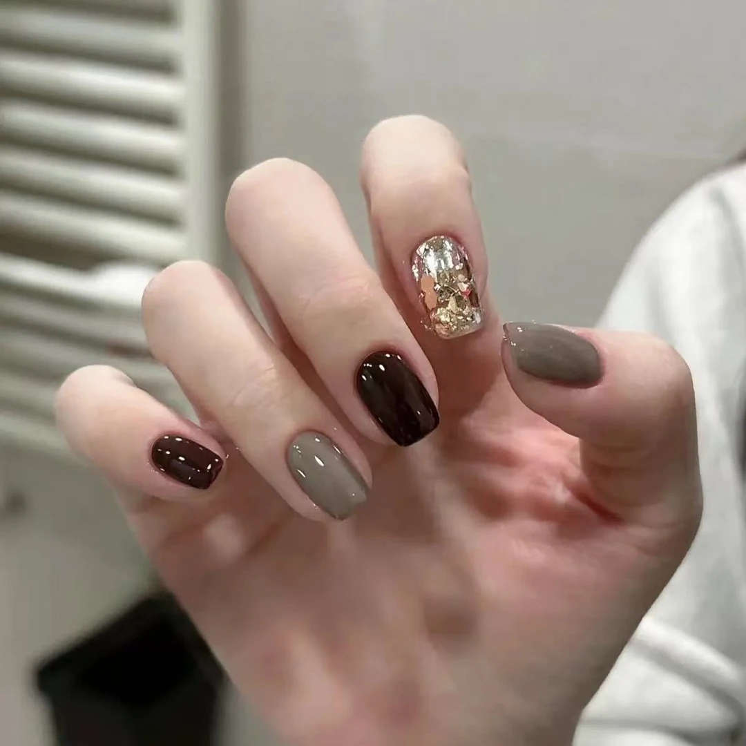 手工穿戴甲新款秋冬高级感超显白美甲质感卡其跳金色亮片可拆卸