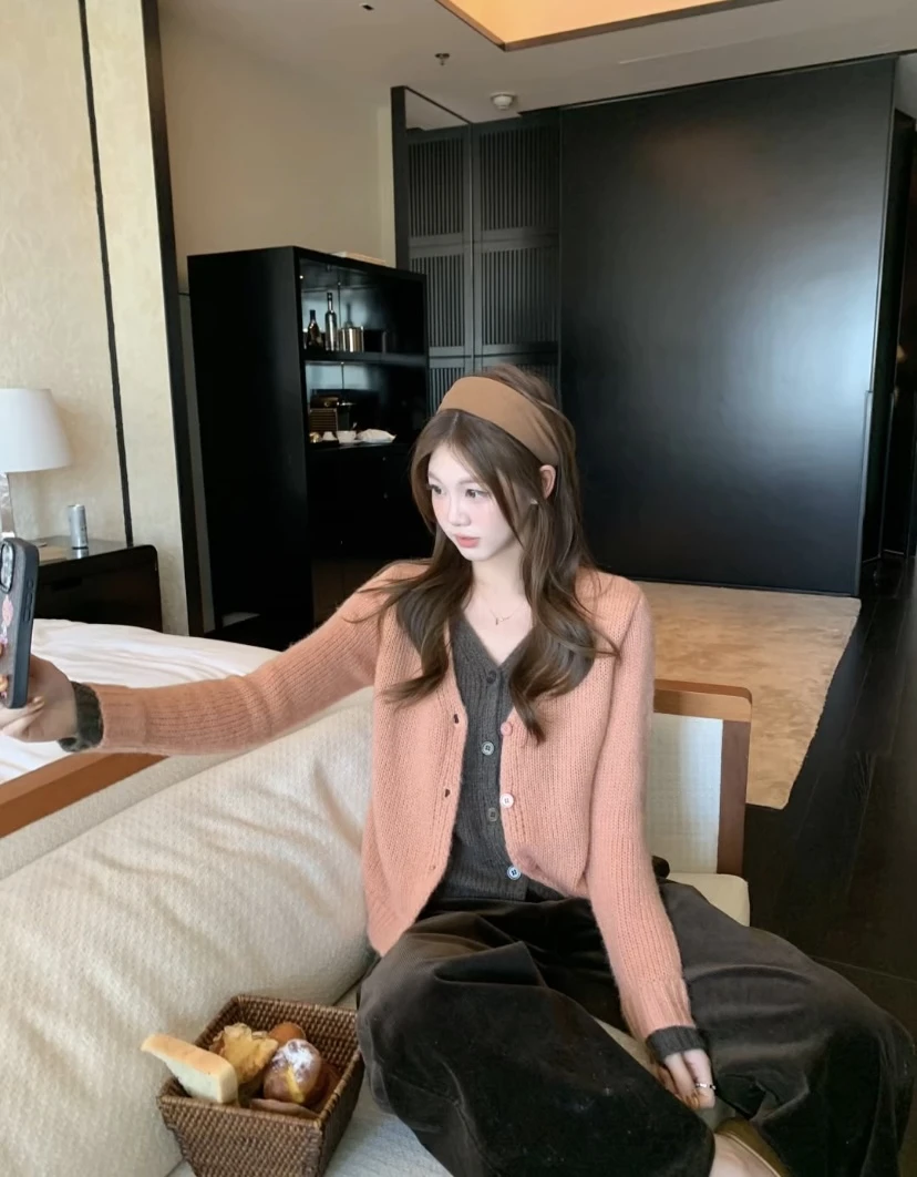 韩系软糯撞色假两件V领毛衣外套女秋季新款宽松慵懒针织开衫上衣