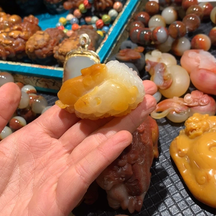 石英质玉（黄龙玉）未镶嵌颈饰