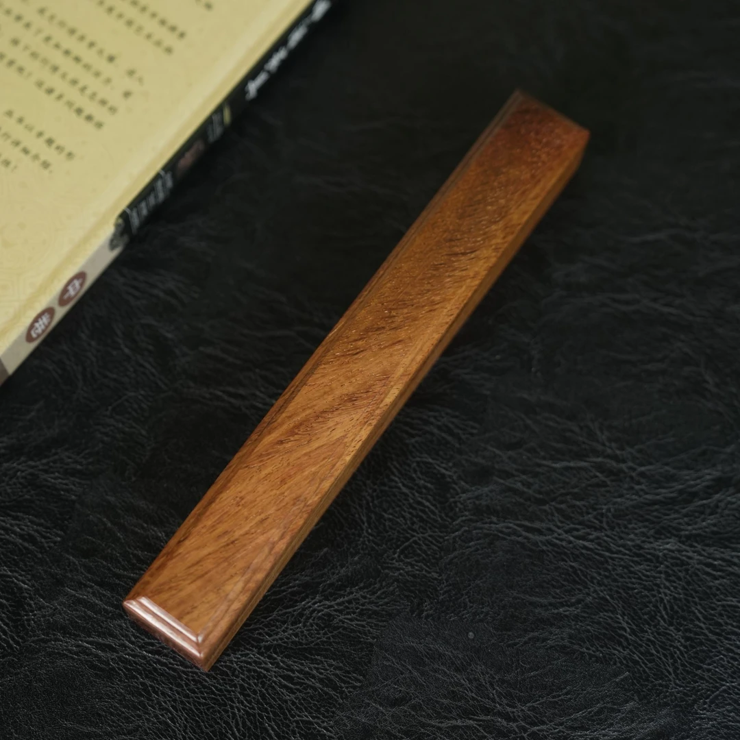 越南黄花梨老料镇尺尺寸20.5*2.5*2.9重150克HHL0304