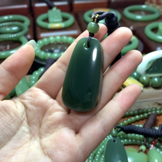 吉***意岫岩河磨玉（透闪石质玉）未镶嵌颈饰