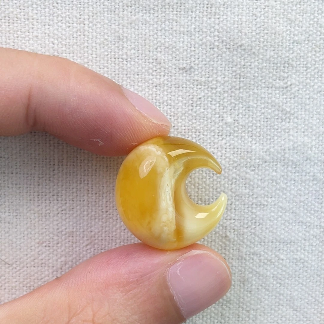 裸石琥珀未镶嵌月亮