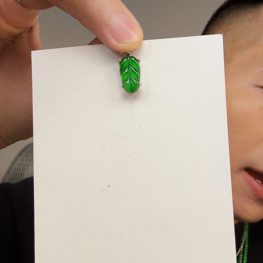 翡翠未镶嵌颈饰一件