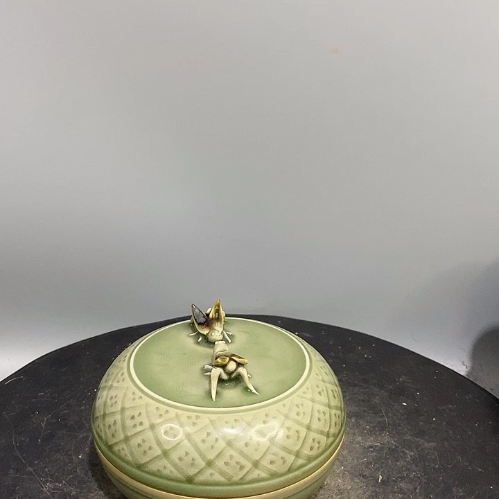 龙泉窑粉盒造型精美