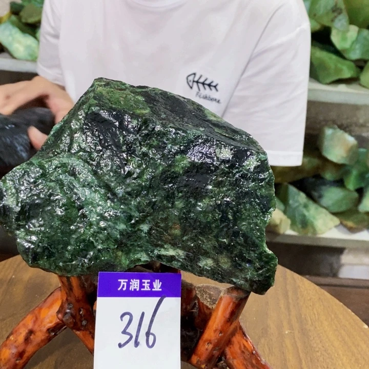 未镶嵌蛇纹石玉原石