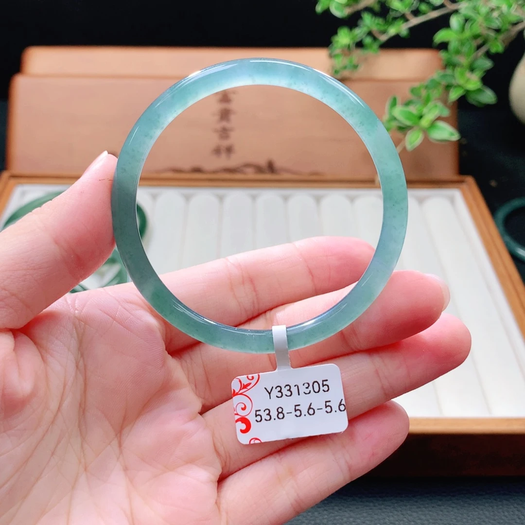 未镶嵌手镯（圆镯）翡翠