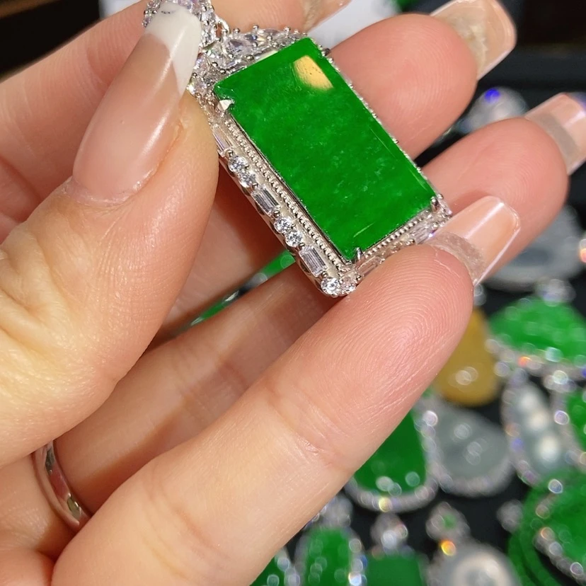 【闪购商品】翡翠颈饰未镶嵌狗*天然翡翠