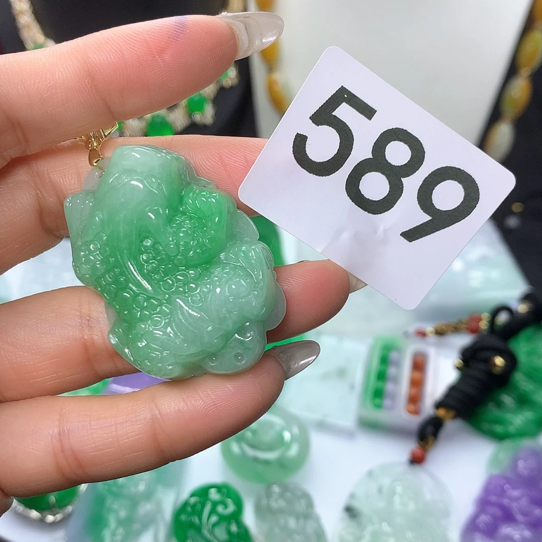 翡翠吊坠(赠链)未镶嵌