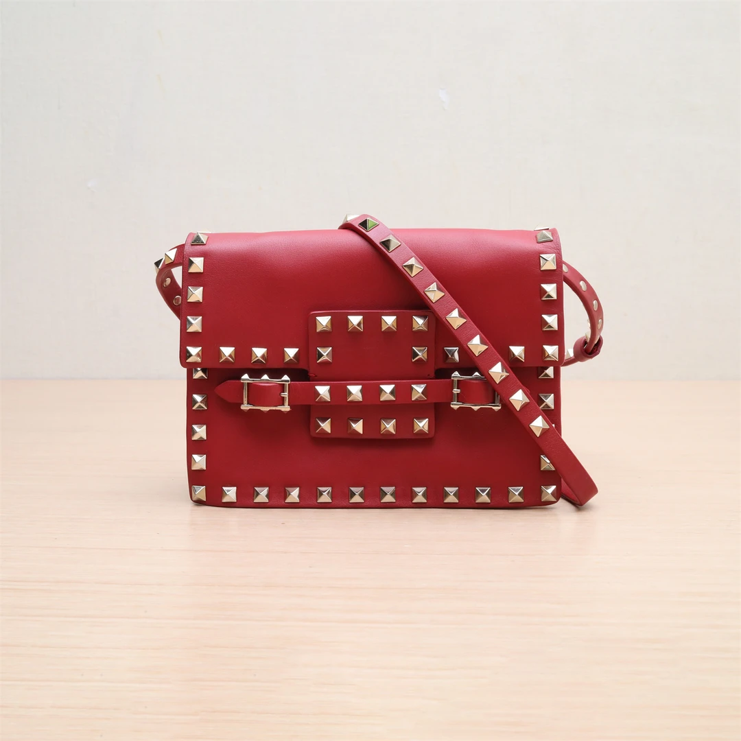 95新 Valentino/华伦天奴 铆钉装饰 翻盖 斜挎包 红色 P224931165