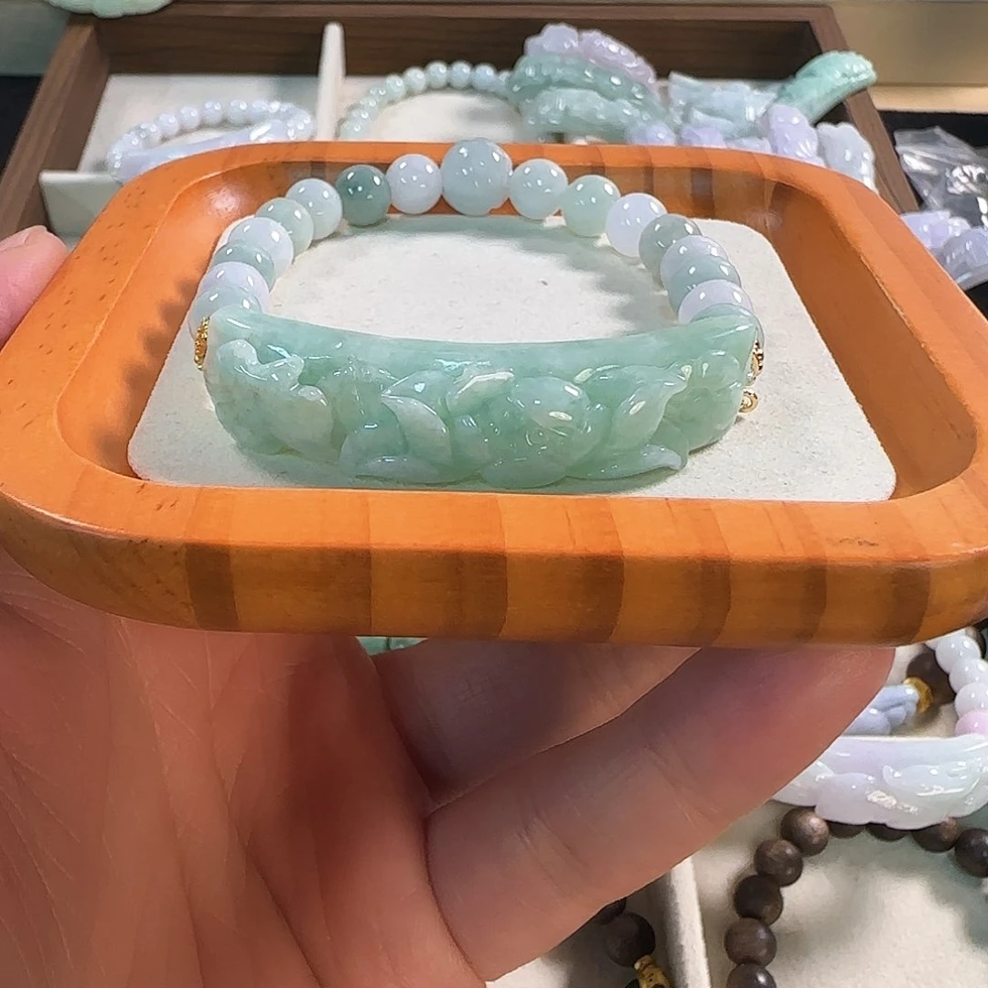 翡翠未镶嵌颈饰手牌