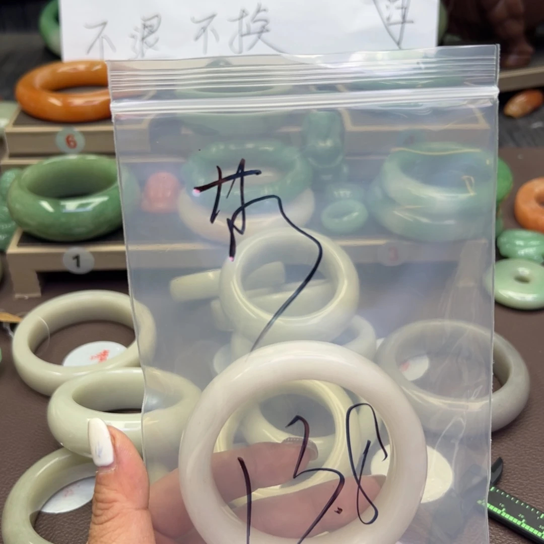 未镶嵌手镯石英岩玉梅**莎