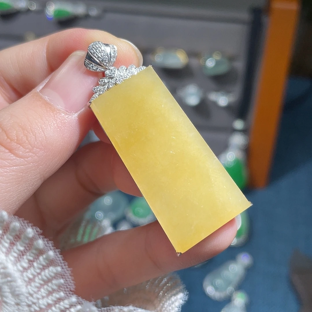 翡翠18K金镶嵌吊坠(不含链)黄翡无事牌