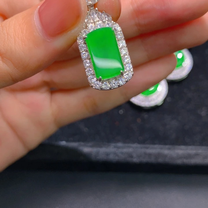 翡翠银S925镶嵌颈饰一个