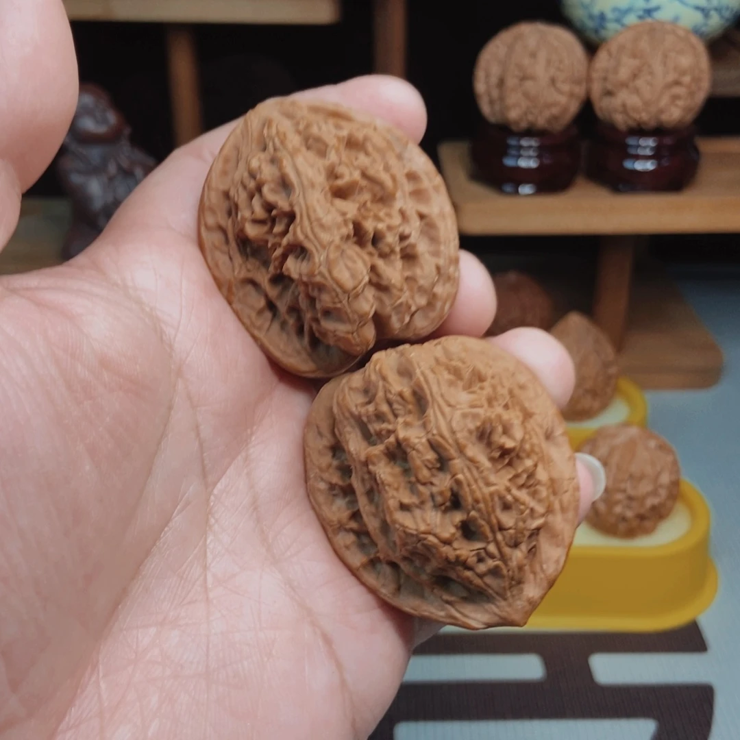 福利虎头练手对核桃手把件！