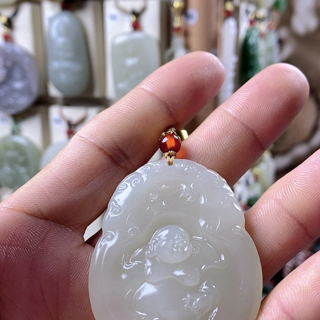 和田玉未镶嵌颈饰钓***光