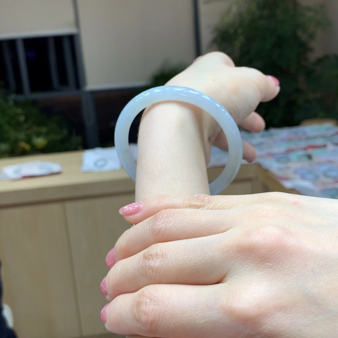 翡翠手镯未镶嵌不退不换