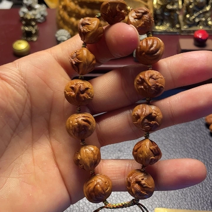 龙纹桃核雕刻金鱼