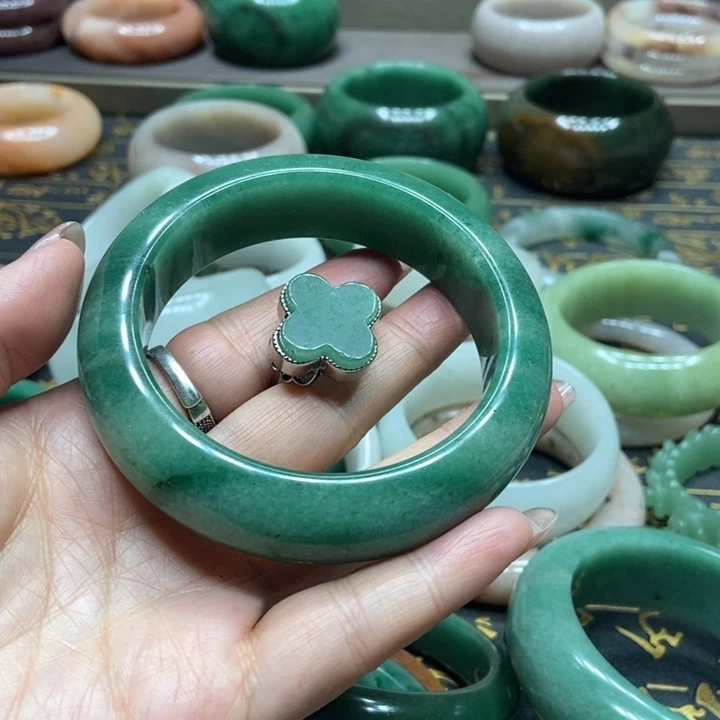 石英质玉手镯未镶嵌