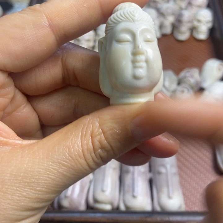 配饰鹿角雕刻一个出