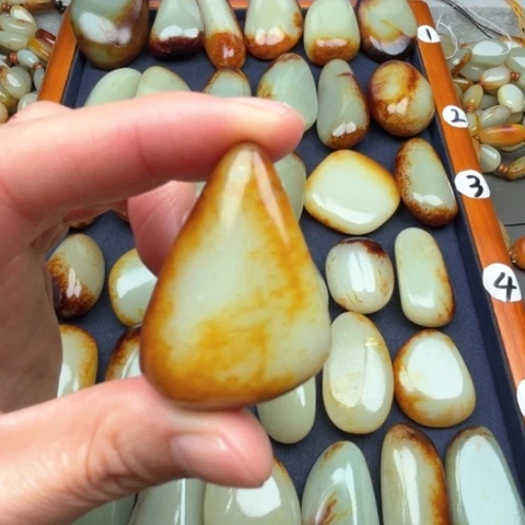 和田玉颈饰未镶嵌