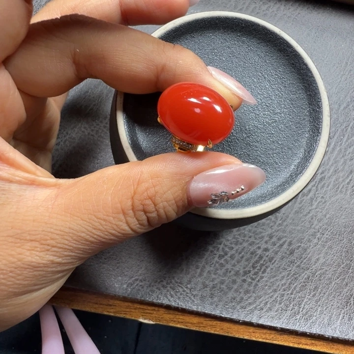 18K金镶嵌戒指南红玛瑙