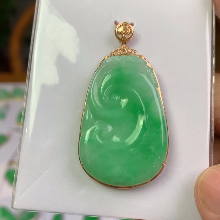 翡翠18K金镶嵌颈饰