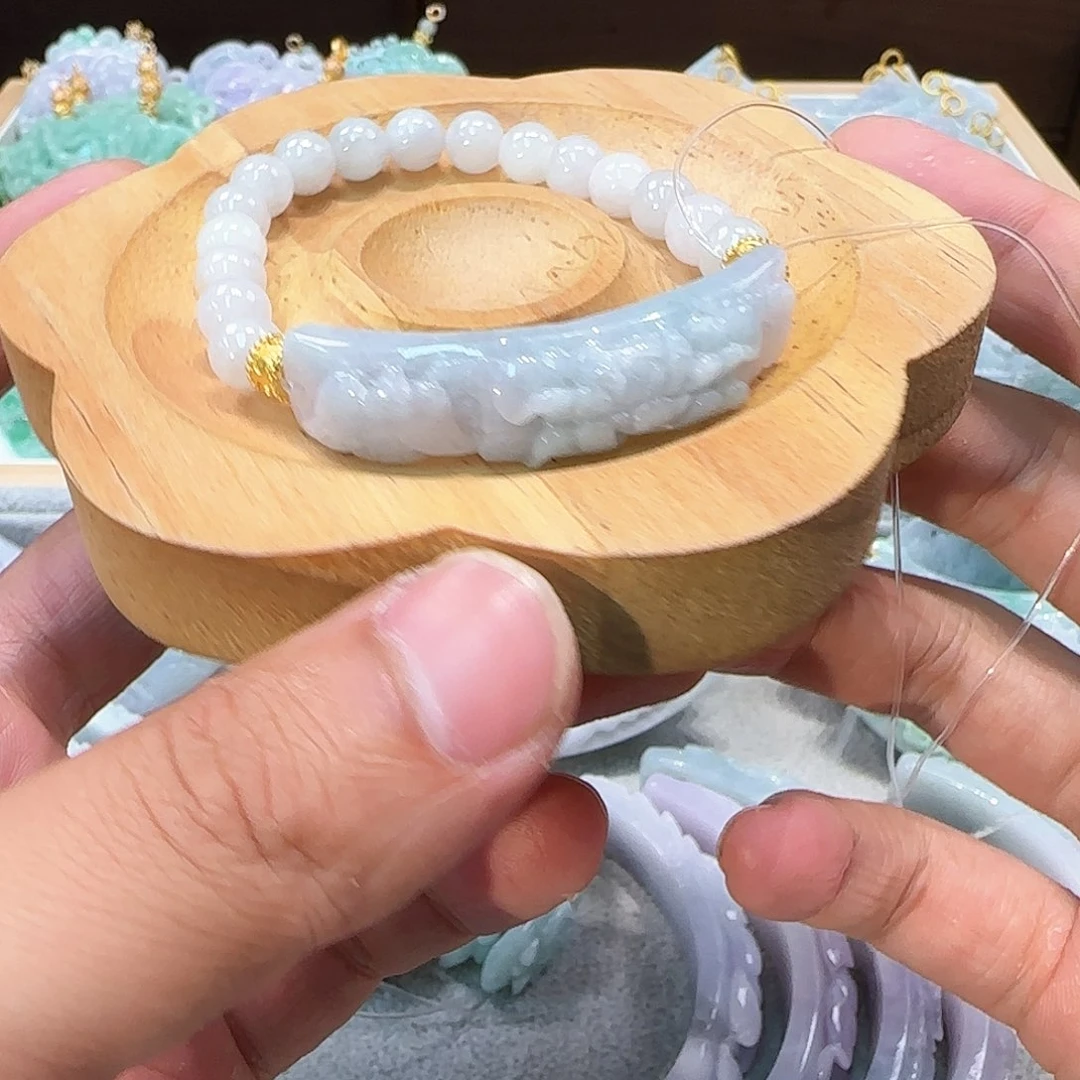 翡翠未镶嵌颈饰手牌