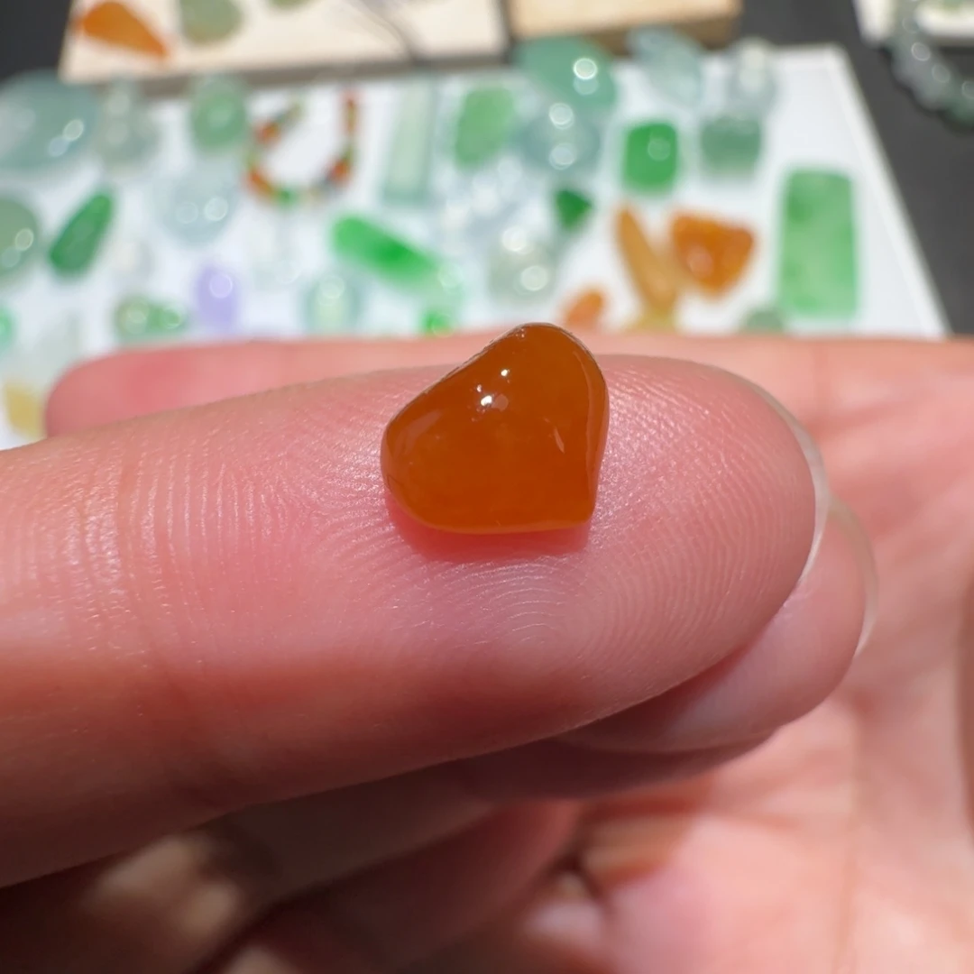 定制翡翠未镶嵌冰红翡爱心