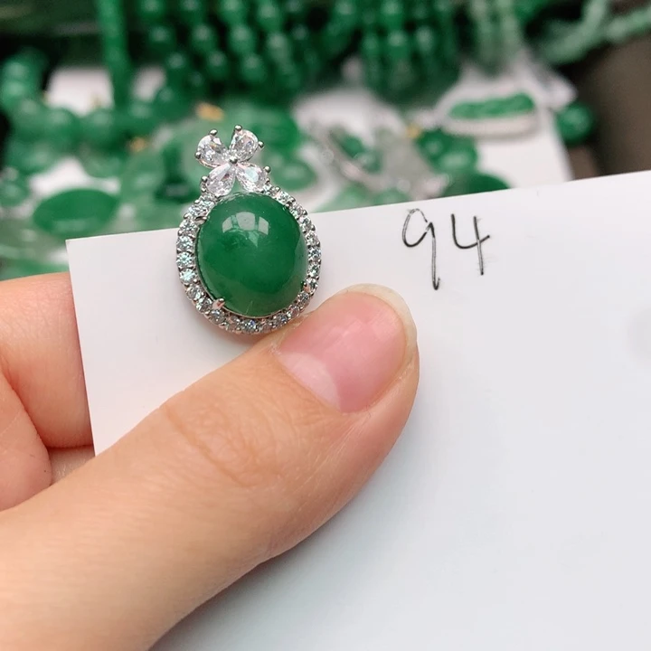 石英质玉颈饰合金