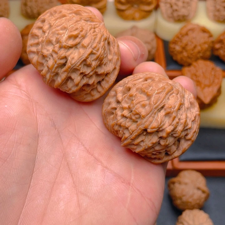 文玩核桃把件大****活43左右山地老树红皮磨盘