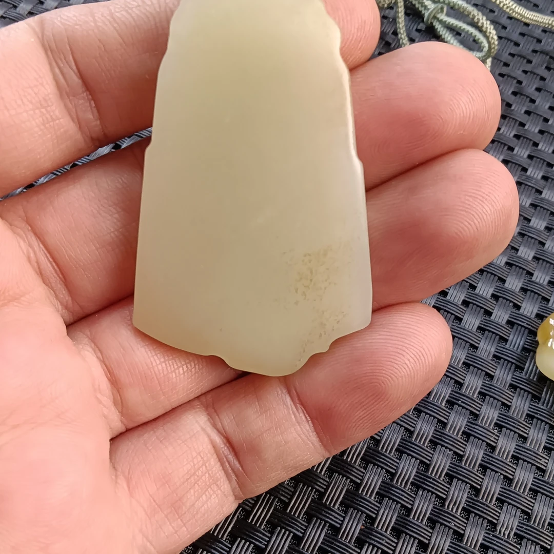 新疆和田玉且末戈壁料糖黄口忠义关公尺寸53.5*33.6*8重23克