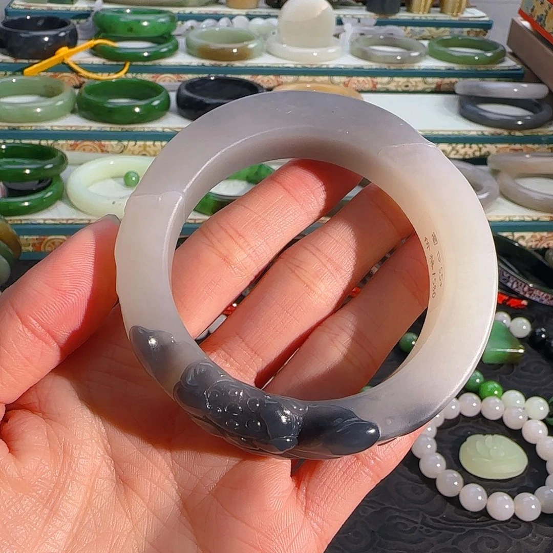 未镶嵌手镯和田玉烟紫雕花镯