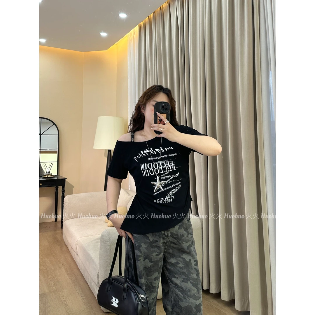 【现货】2025夏季新款美式辣妹斜肩短袖字母印花百搭显瘦不规则上衣