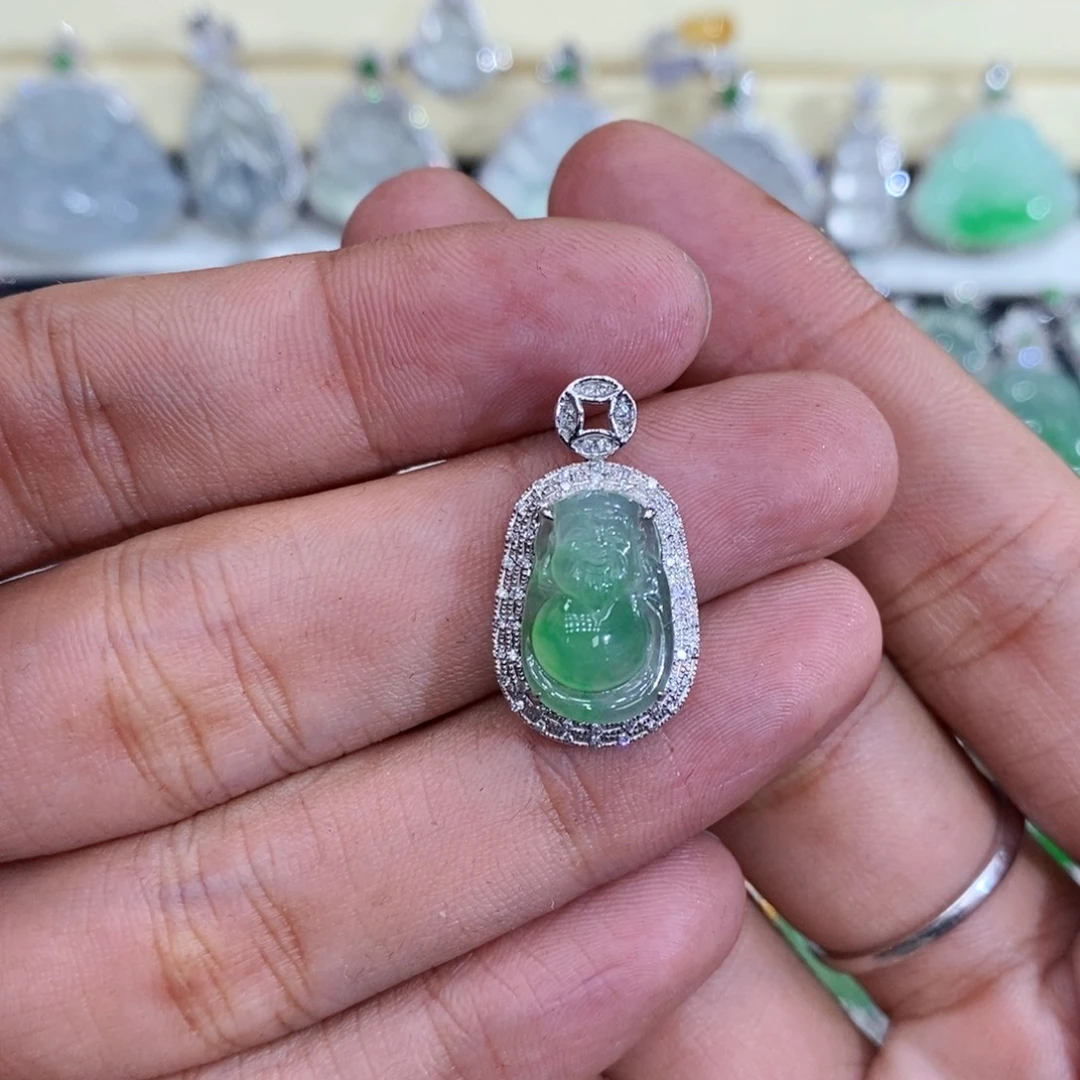 翡翠18K金镶嵌颈饰