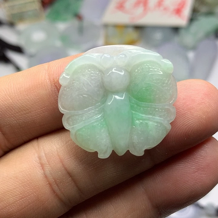 翡翠未镶嵌吊坠(赠链)